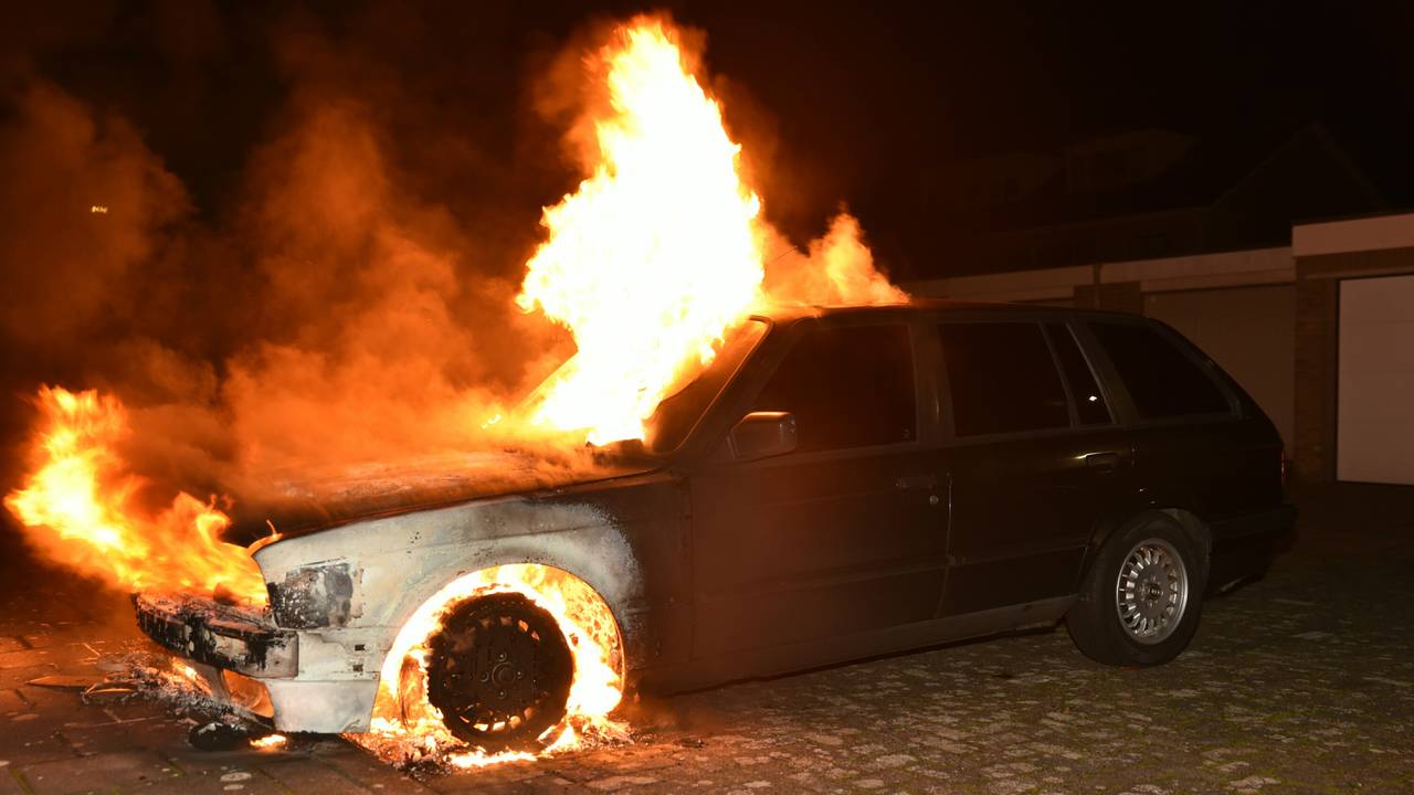 Autobrand in Dongen. (foto: Joes van Wanroij/Stuve Fotografie).