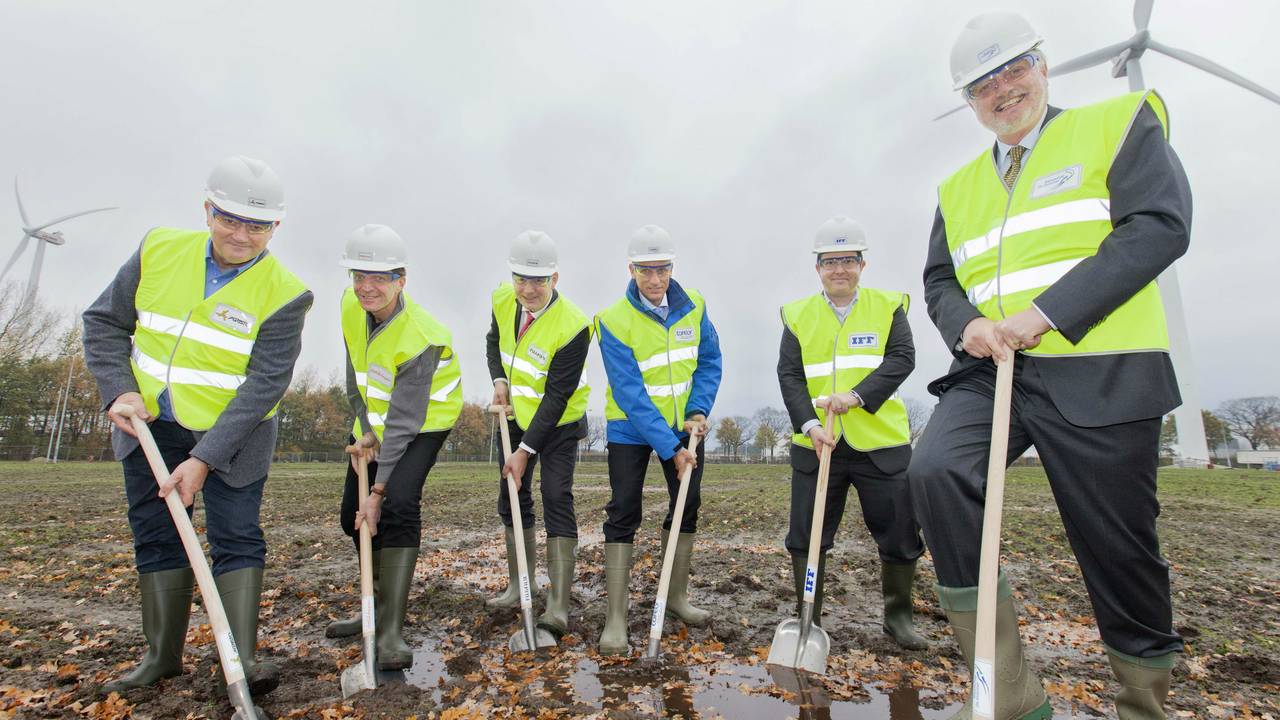 De eerste spade. (fotograaf Rick Nederstigt/ANPinOpdracht)