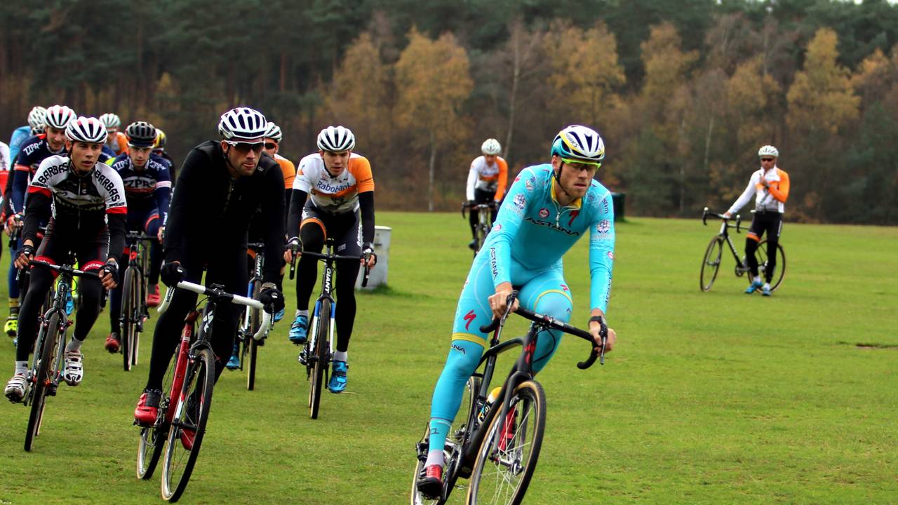 Lars Boom duikt op bij steunpunt Veldrittrainingen KNWU in Alphen (foto: John Kuijsters)