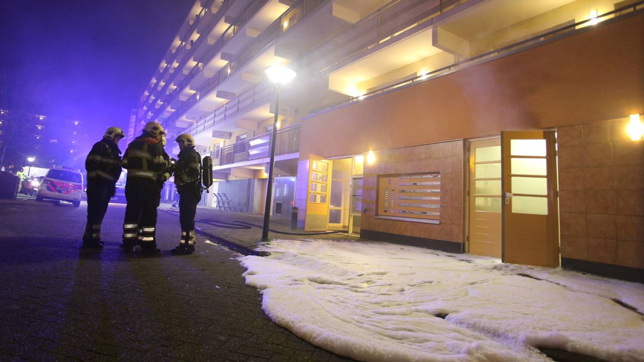 De brand in de flat is geblust. (Foto: Rob Engelaar/Infocus Media)