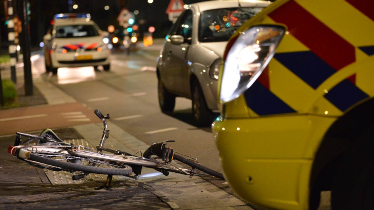 Auto schept fietsster (foto: Perry Roovers / SQ Vision)