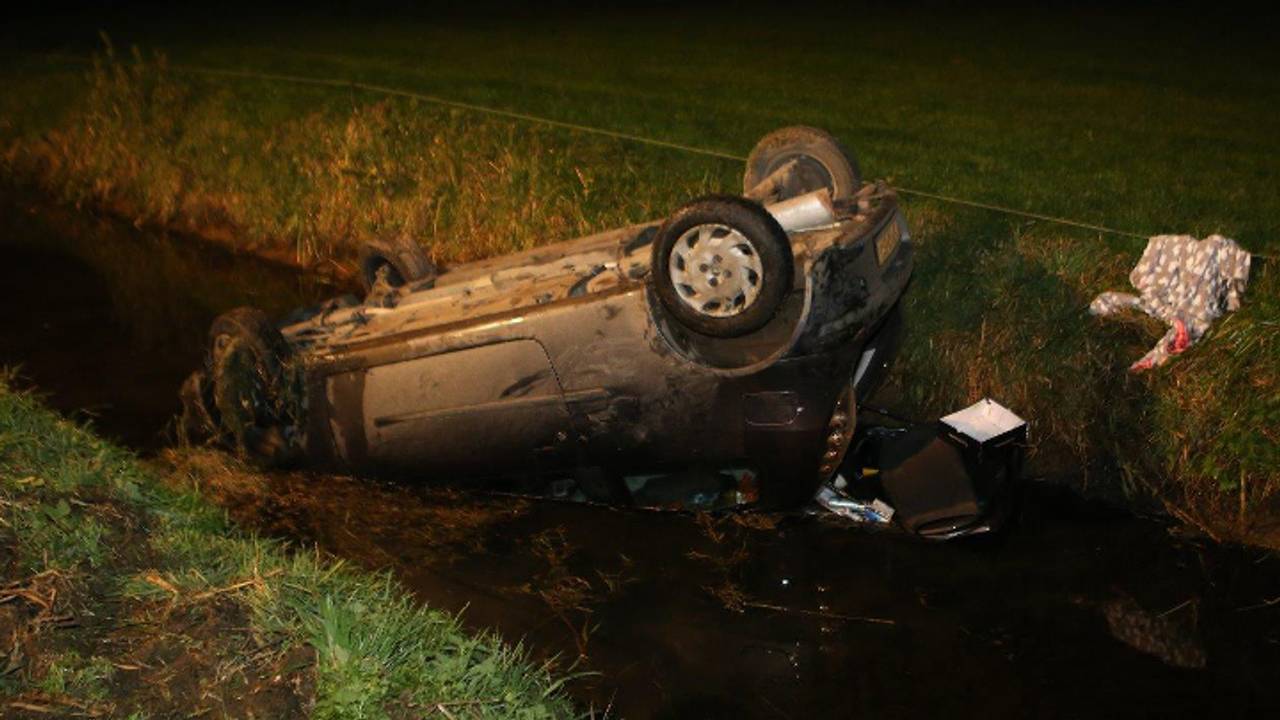 Auto in het water (foto: Bart Meesters / Meesters Multi Media)