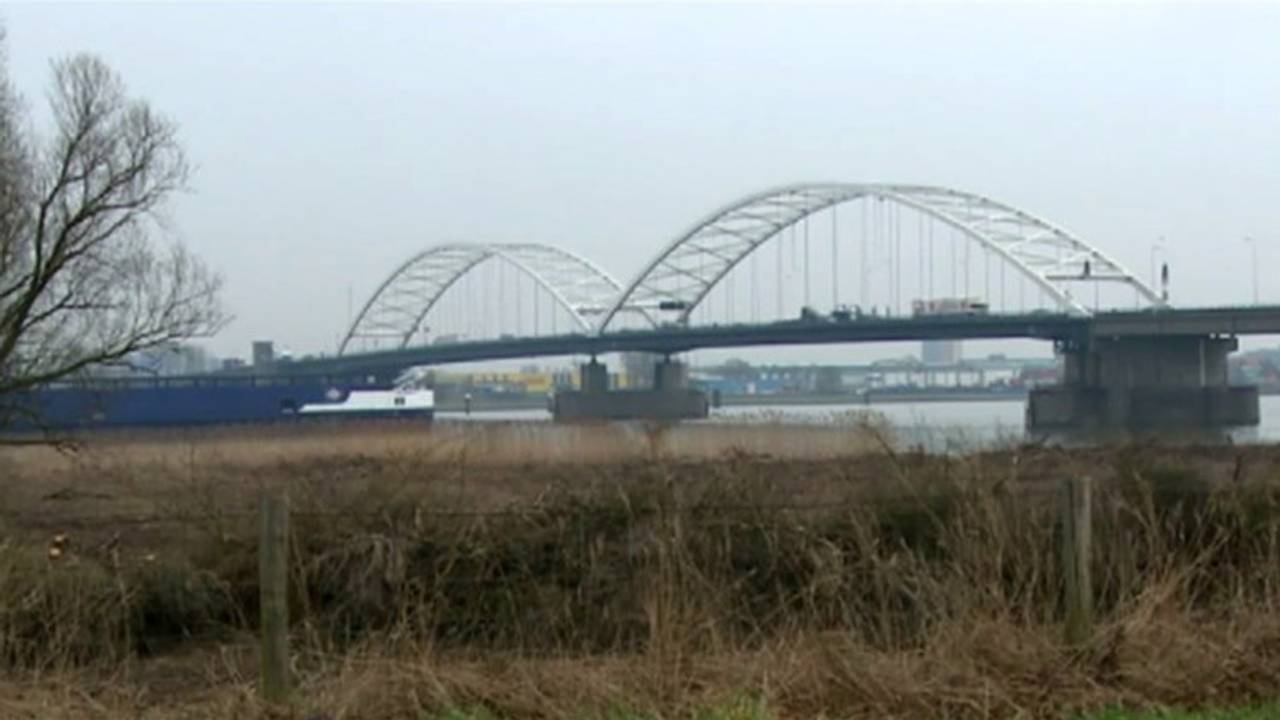 Merwedebrug heel de nacht afgesloten