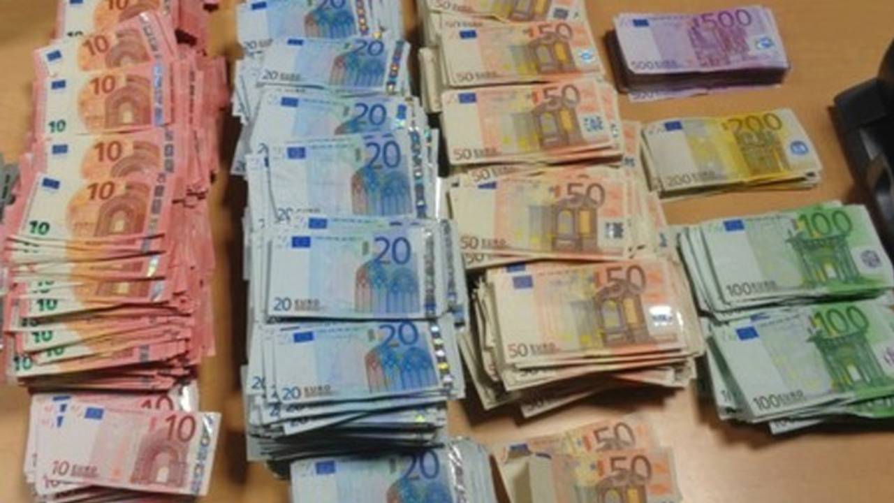 30.000 euro in beslag genomen, maar geen idee waar het vandaan komt ...