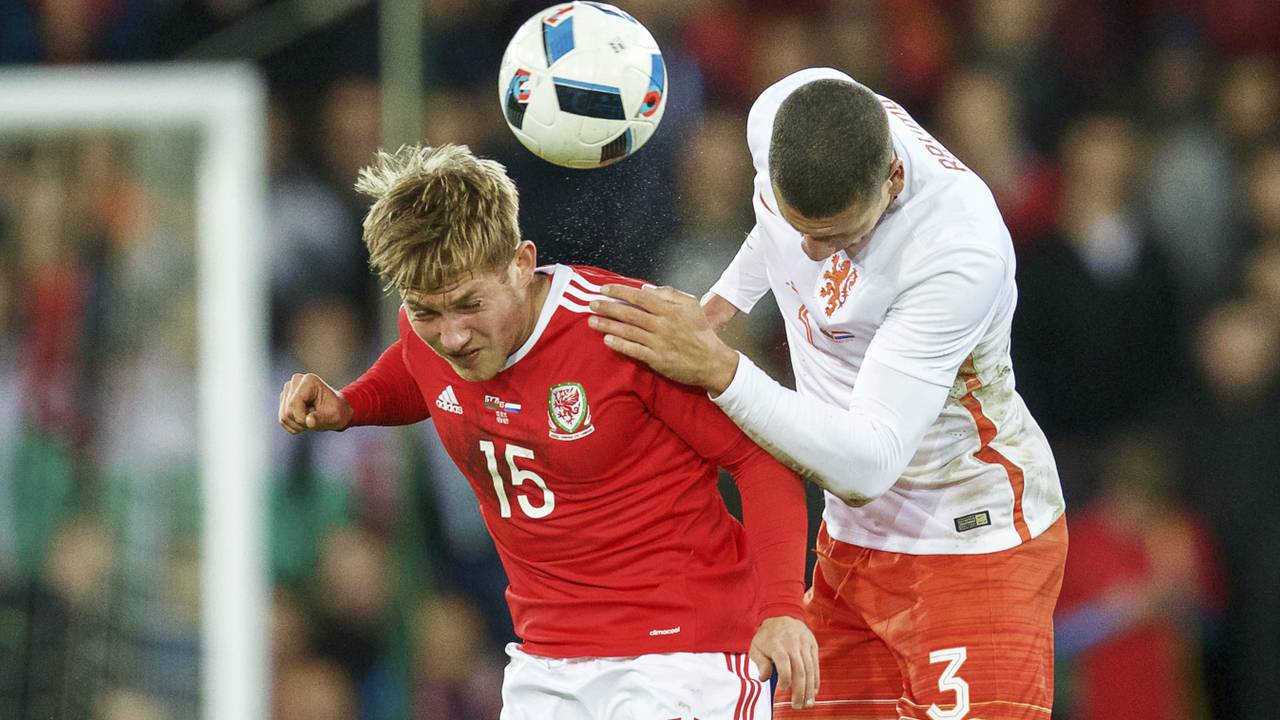 Jeffrey Bruma in duel met George Williams van Wales