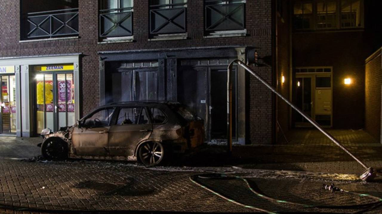 De auto van de burgemeester ging in vlammen op
