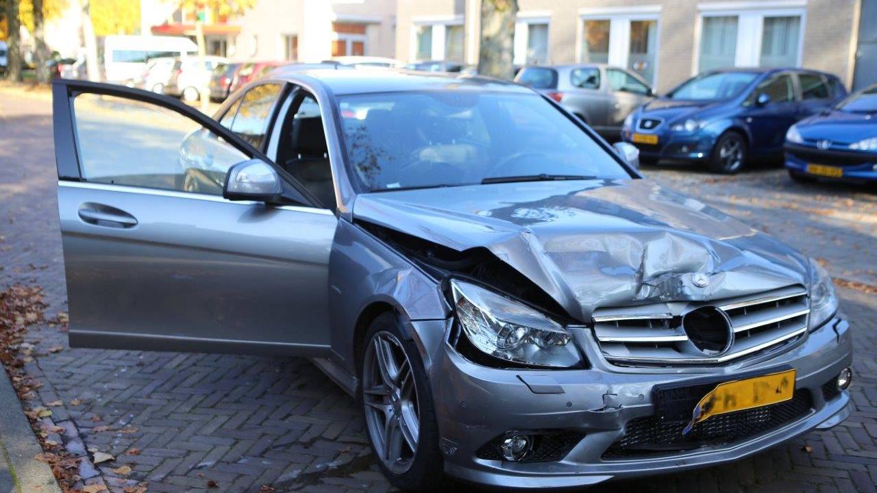 De gehavende auto na het ongeluk. (Foto: Bart Meesters/ Meesters Multi Media)