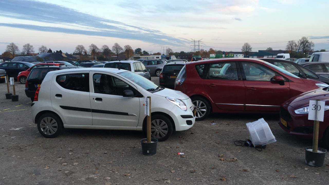 Veel auto's van mensen die vliegen vanaf Eindhoven Airport (foto: Hans Janssen).