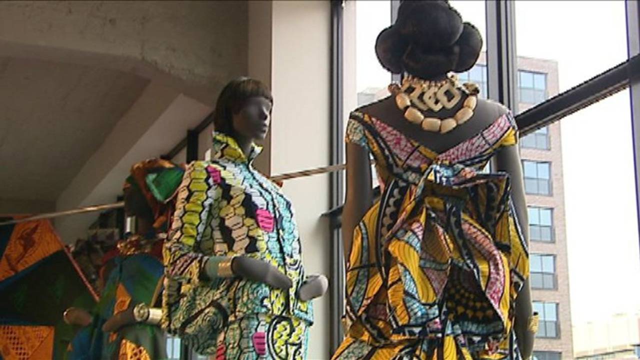 Etalagepoppen met Vlisco-kleding