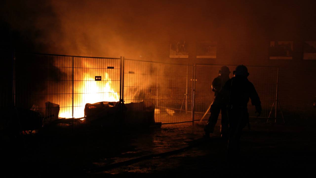 De brandweer kon niet voorkomen dat het toilet en de container uitbrandden. (Foto: Karel ten Haaf/SK