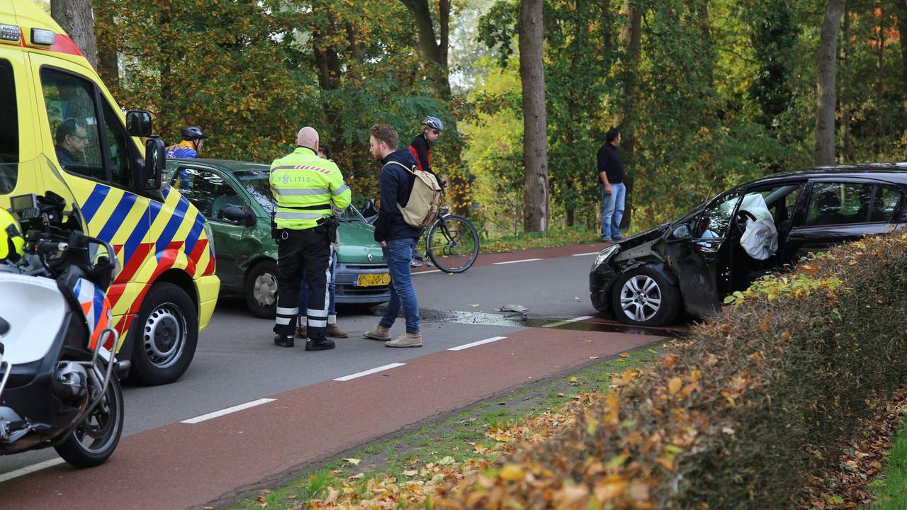 De twee auto's die bij het ongeluk betrokken waren (foto: Rob Appels/Infocus Mediaproducties).