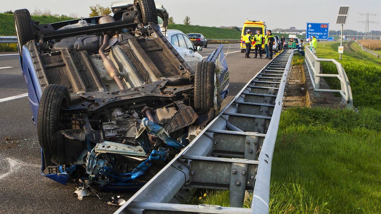Auto slaat over de kop op A50. (foto: Sander van Gils/SQ Vision)