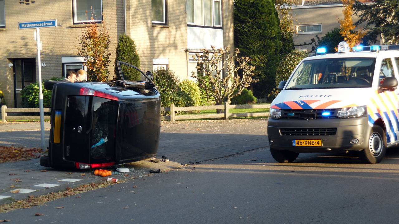 Auto op kant geparkeerd in Breda. (foto: Corné Sep/Mainstay Media Breda)