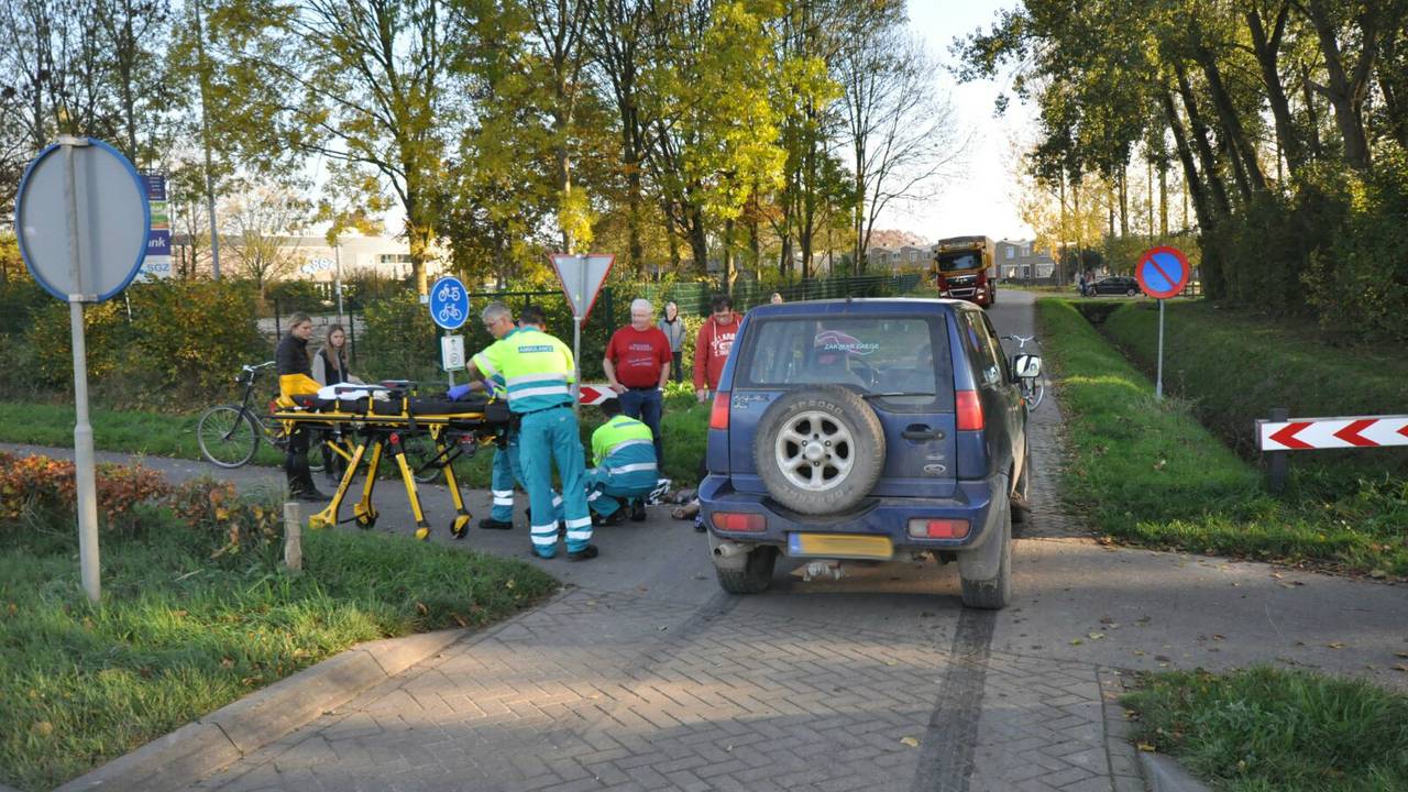 Wielrenner gewond na botsing. (foto: Martijn de Bruin/Stuve Fotografie)