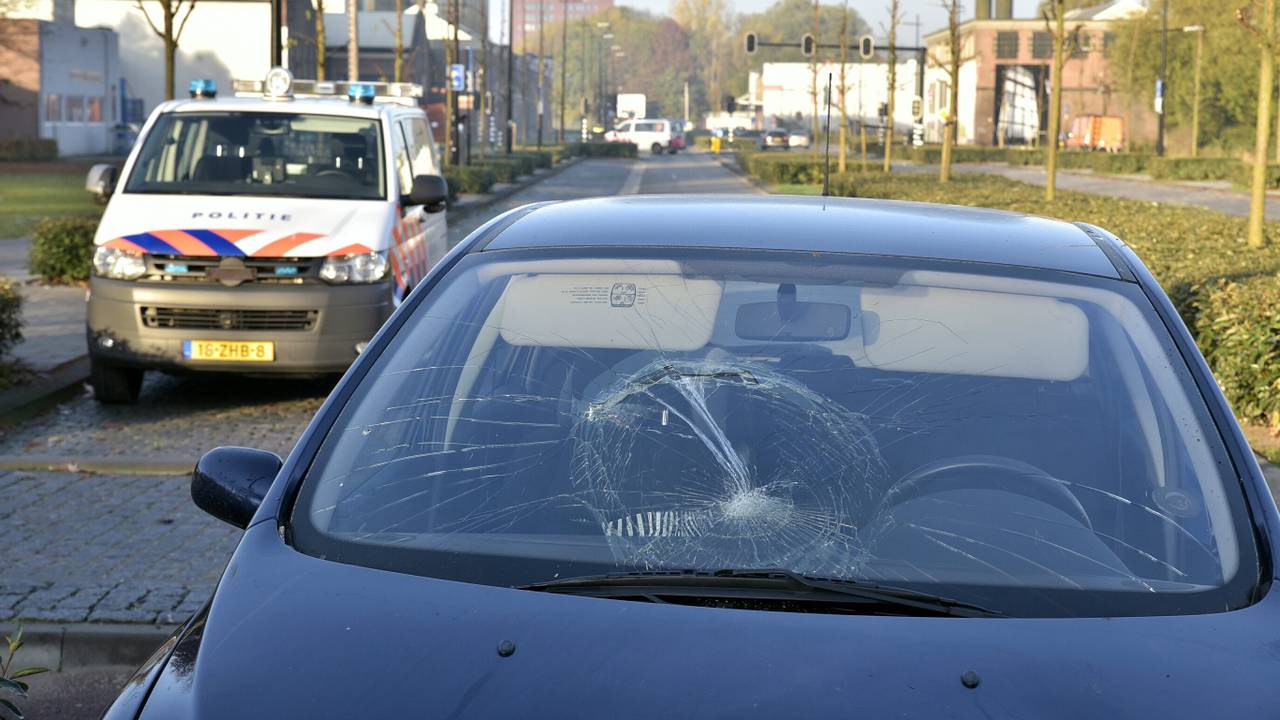 De fietser kwam vol op de vooruit van de auto. Foto Jules Vorselaars/JVMedia