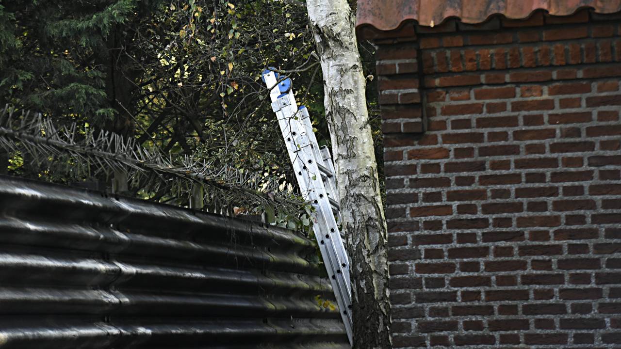 De ladder is na het ongeluk blijven staan. Foto Tom van der Put/SQVision