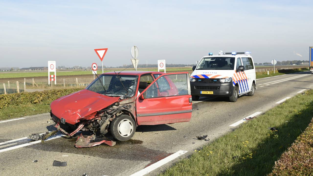 Een van de auto's raakte flink beschadigd. (foto: Tom van der Put/SQ Vision).