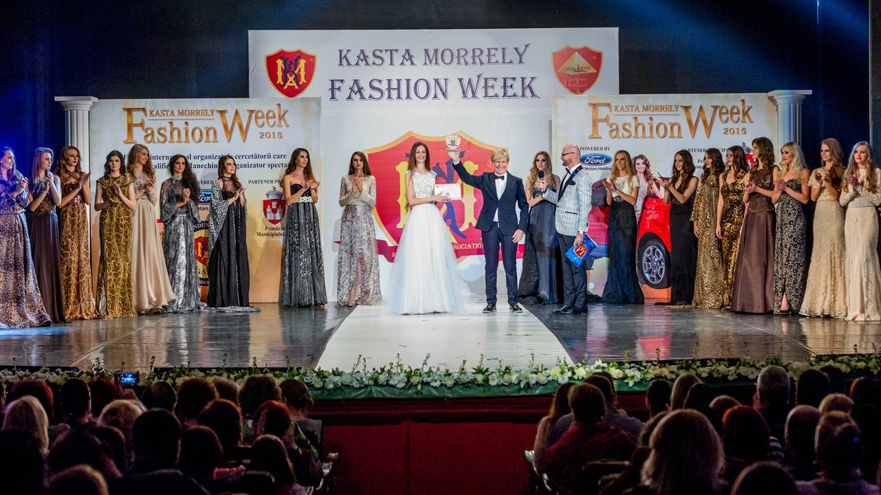 Addy van den Krommenacker met de award in Roemenië