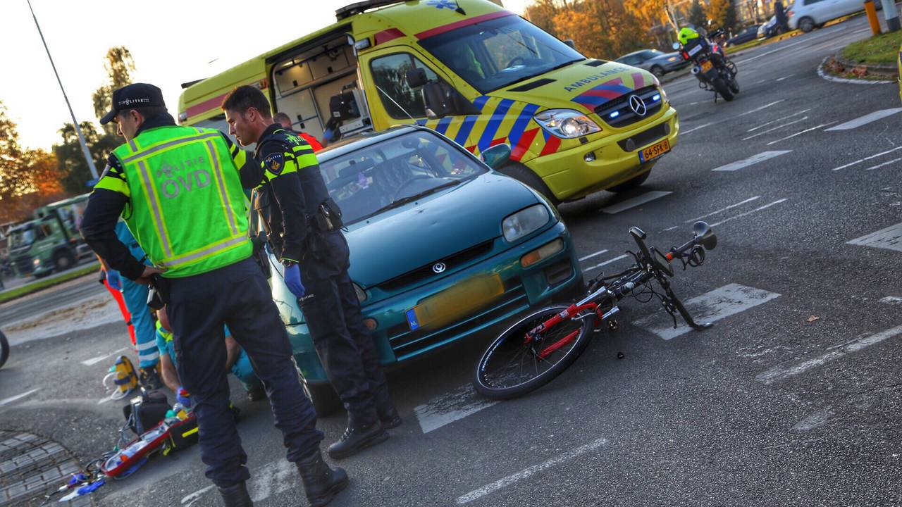 Traumahelikopter rukt uit voor aangereden fietser. (Foto: Gabor Heeres, SQ Vision)