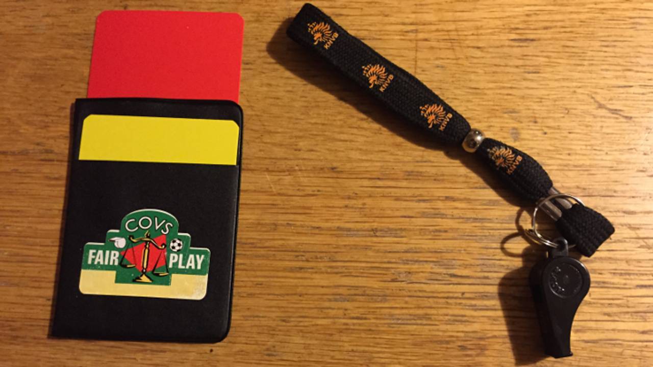 De scheidsrechter deelde negen gele kaarten uit, waaronder twee keer dubbel geel