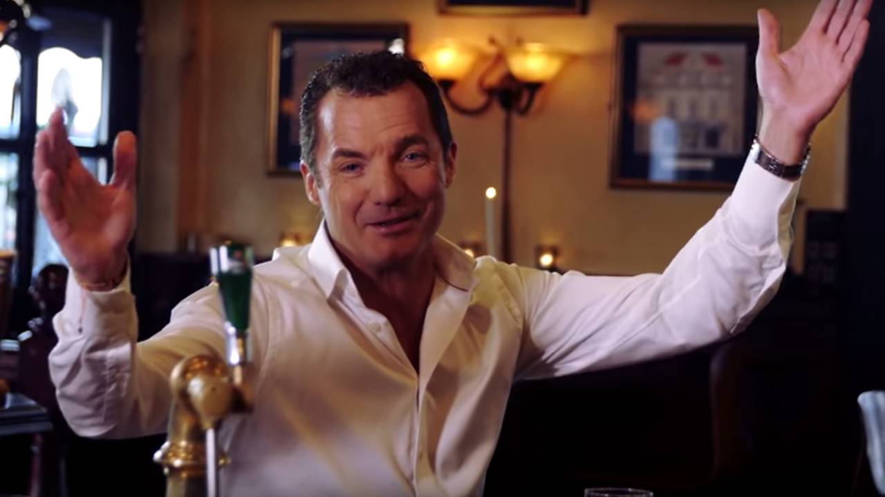 John de Bever in de videoclip van zijn grootste hit.