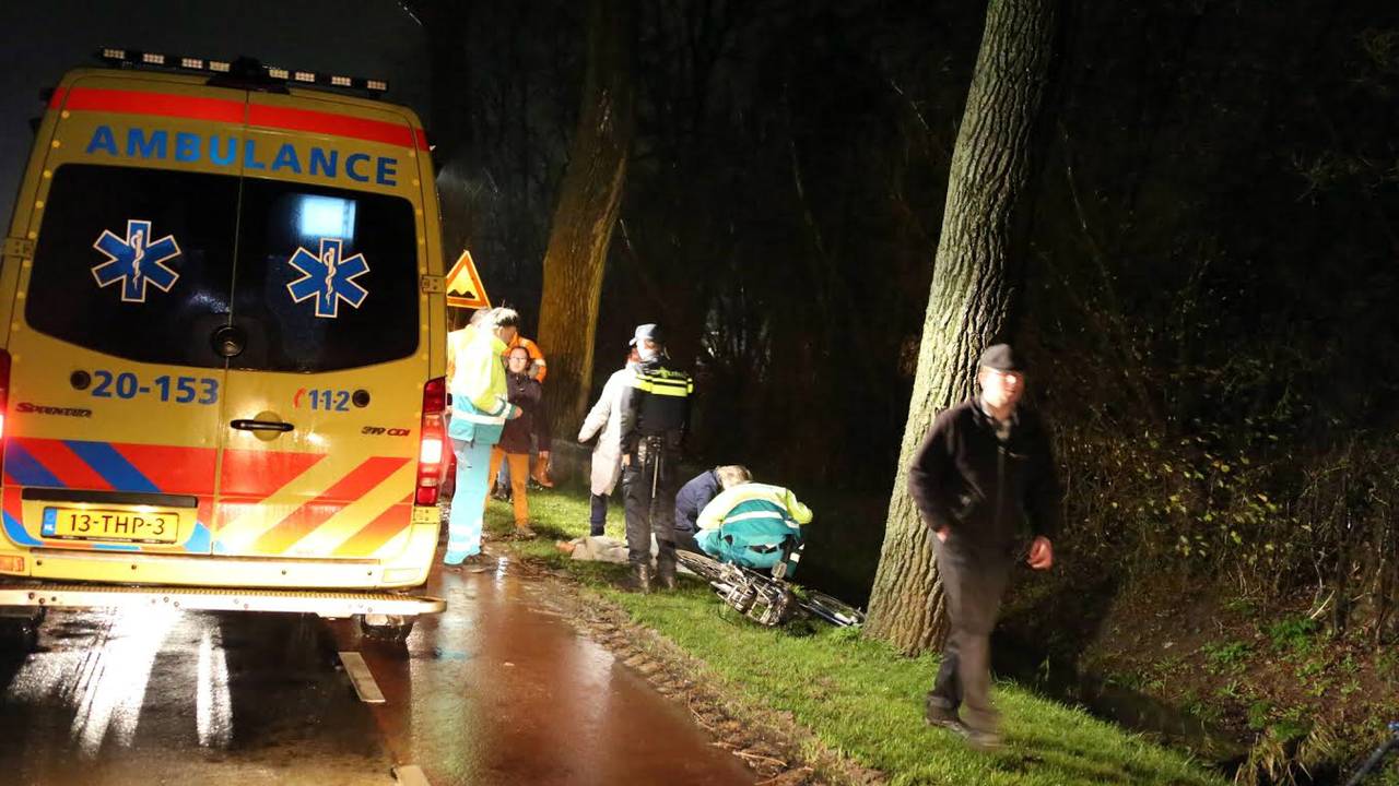 Op de Veenseweg wordt het slachtoffer geholpen. foto FPMB Erik Haverhals