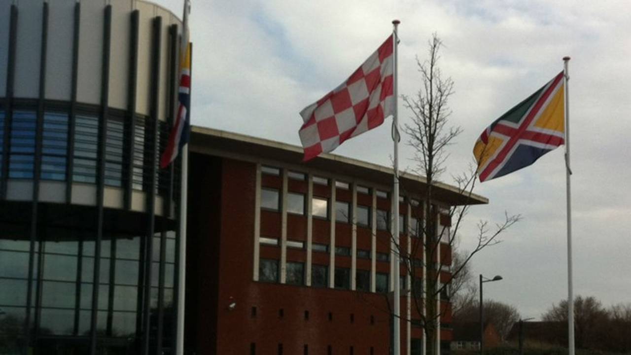 Het gemeentehuis waar de persconferentie werd gehouden.