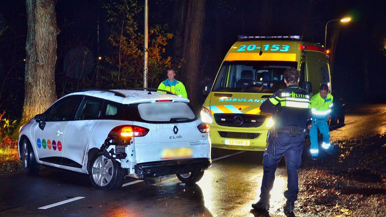 De bestuurders werden in de ambulance nagekeken. Foto Diederik Cools/Stuve fotografie