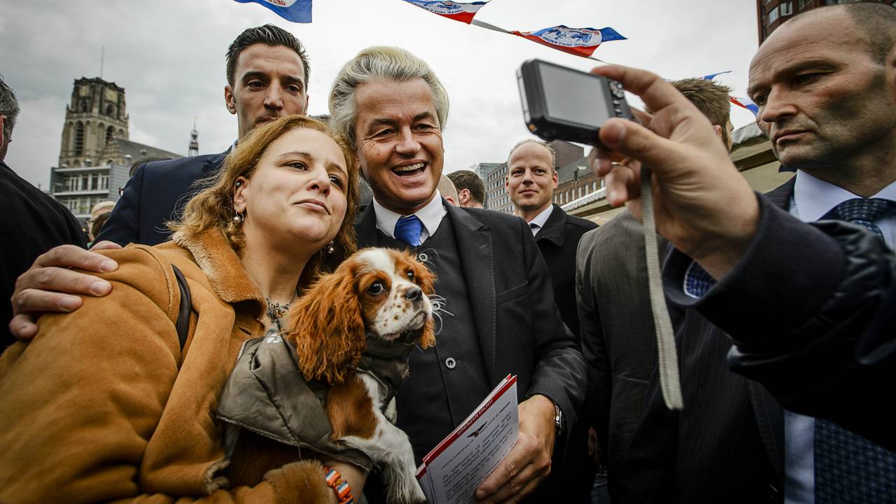 PVV-leider Geert Wilders deelt flyers uit tegen de komt van een asielzoekerscentrum (Foto: ANP)