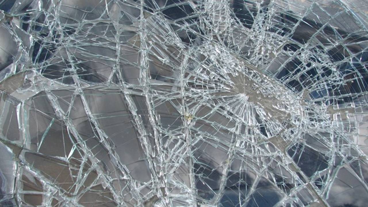 De Bredase vernielde een glazen afscheiding. Archieffoto