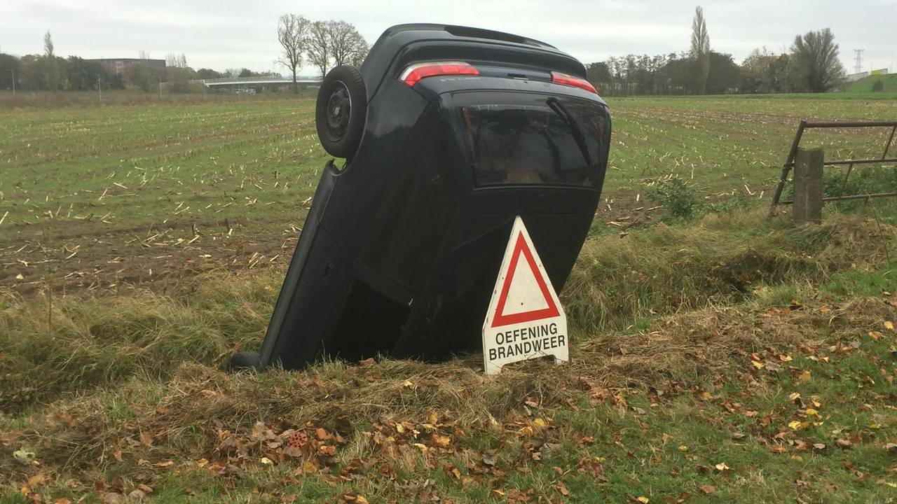 Auto in sloot blijkt oefening. (foto: Bart Meesters/Meesters Multi Media)