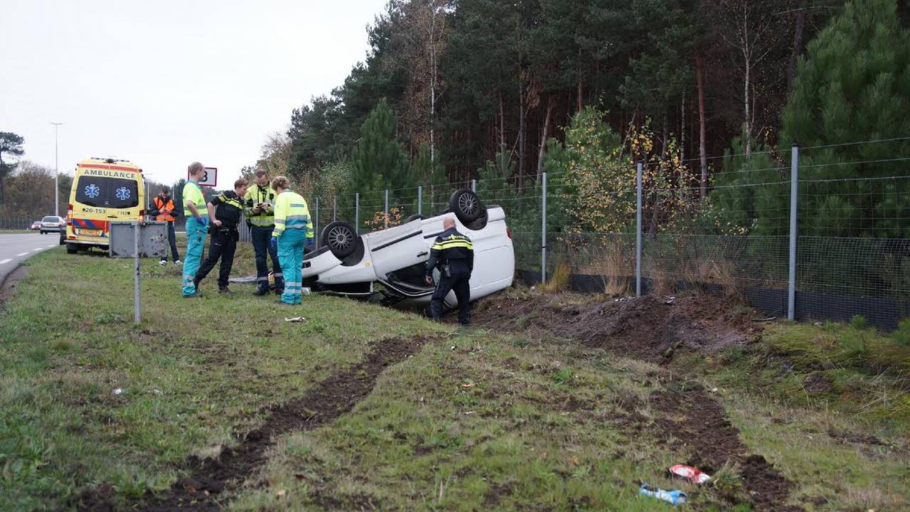 auto over de kop op burgemeester letschertweg in tilburg bestuurder lichtgewond omroep brabant