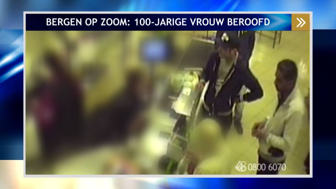 Eén van de daders kijkt de pincode af.
