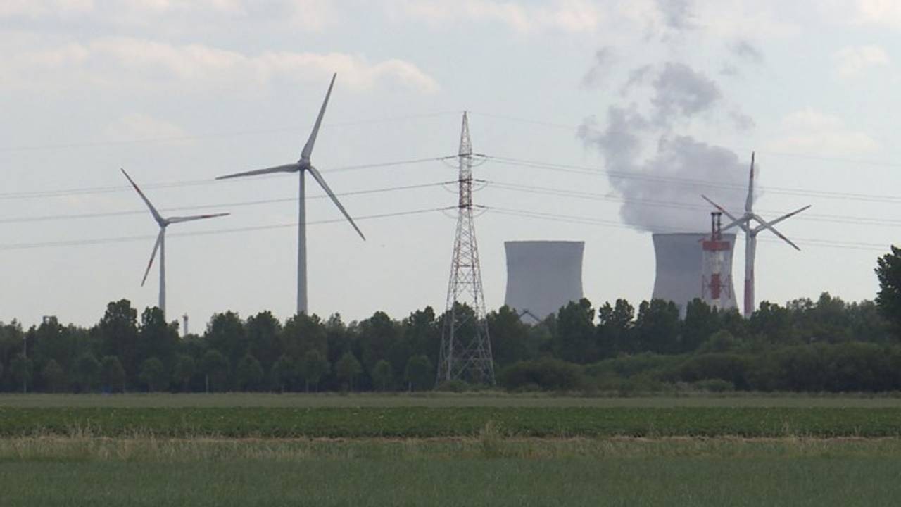 Kerncentrale in Doel net over de grens bij Ossendrecht (Foto: Erik Peeters)