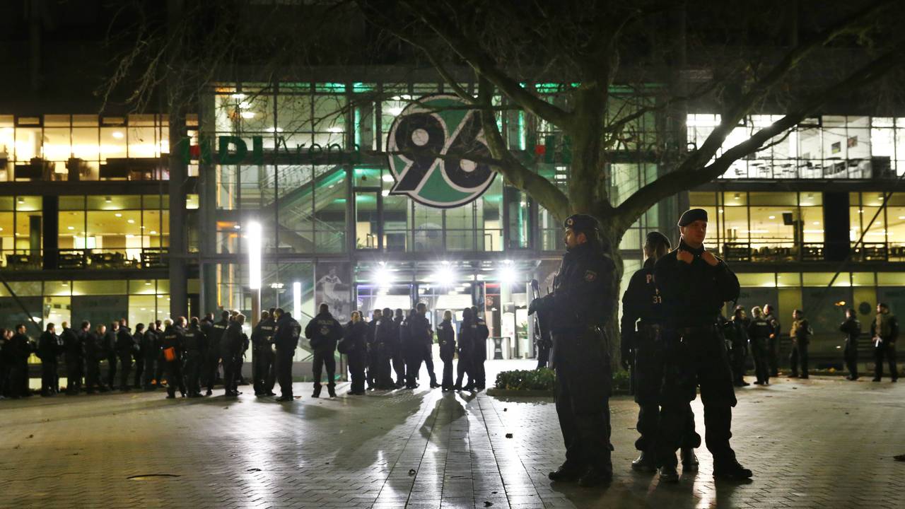 Ontruiming van het HDI stadion in Hannover. (Foto: ANP)
