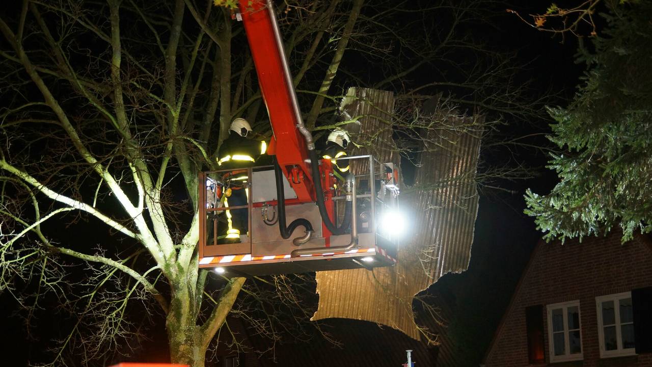 In 's-Gravenmoer vloog een stuk dak in het rond (Foto: Martijn van Bijnen/FPMB)