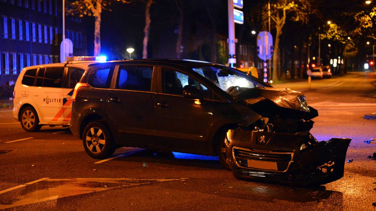Bij een aanrijding verloor een auto zijn voorkant. Foto Perry Roover/MaricMedia