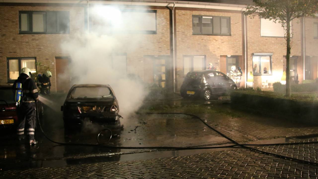 De brandweer is aan het nablussen. (Foto: AS Media)