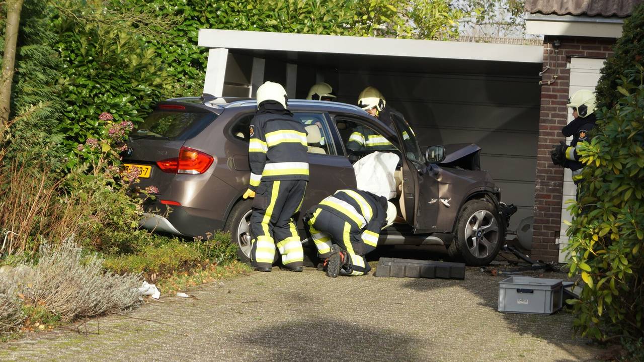 De auto kwam tegen de carport tot stilstand. (Foto: FPMB/Anja van Beek)