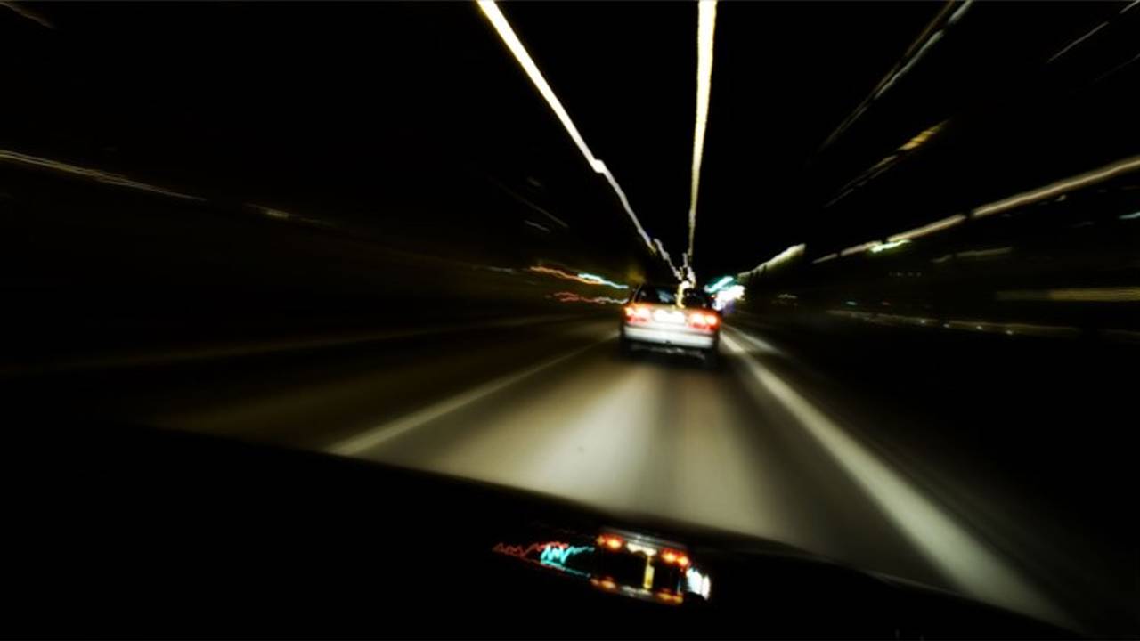 De auto reed het talud af en belandde in een sloot. (Archieffoto)