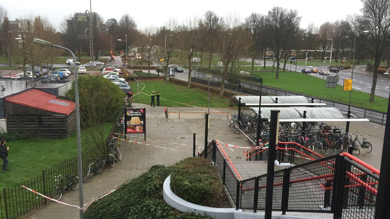 Mannen gevlucht na beschieten Zeeuw (21) bij station Den ...