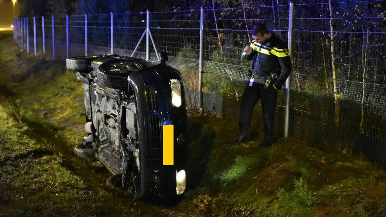 De auto belandde in een greppel. (foto: Jules Vorselaars/JV Media).