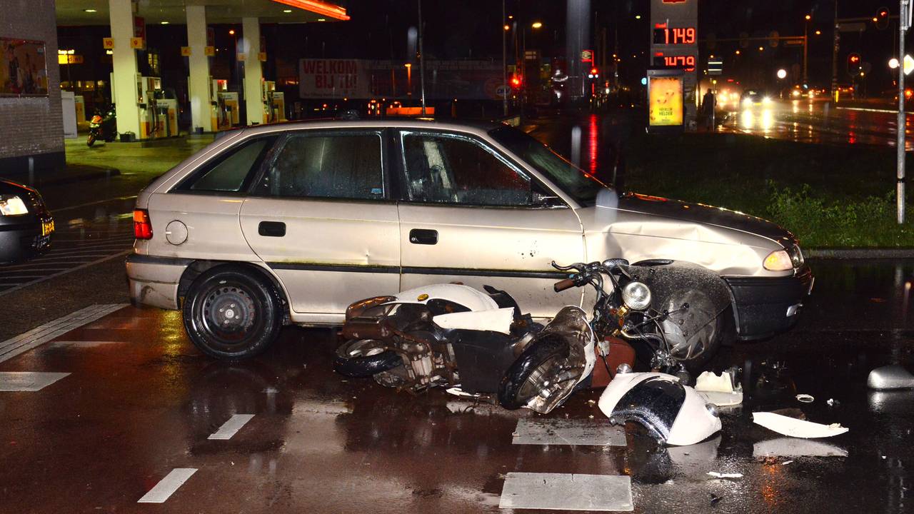 De scooter en de auto raakten flink beschadigd. (foto: Rob de Haas/Mainstay Media Breda).