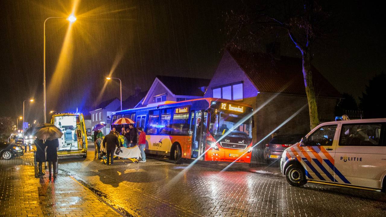 Fietsster gewond bij aanrijding in Sint Willebrord. (foto: Alexander Vingerhoeds/Obscura foto).