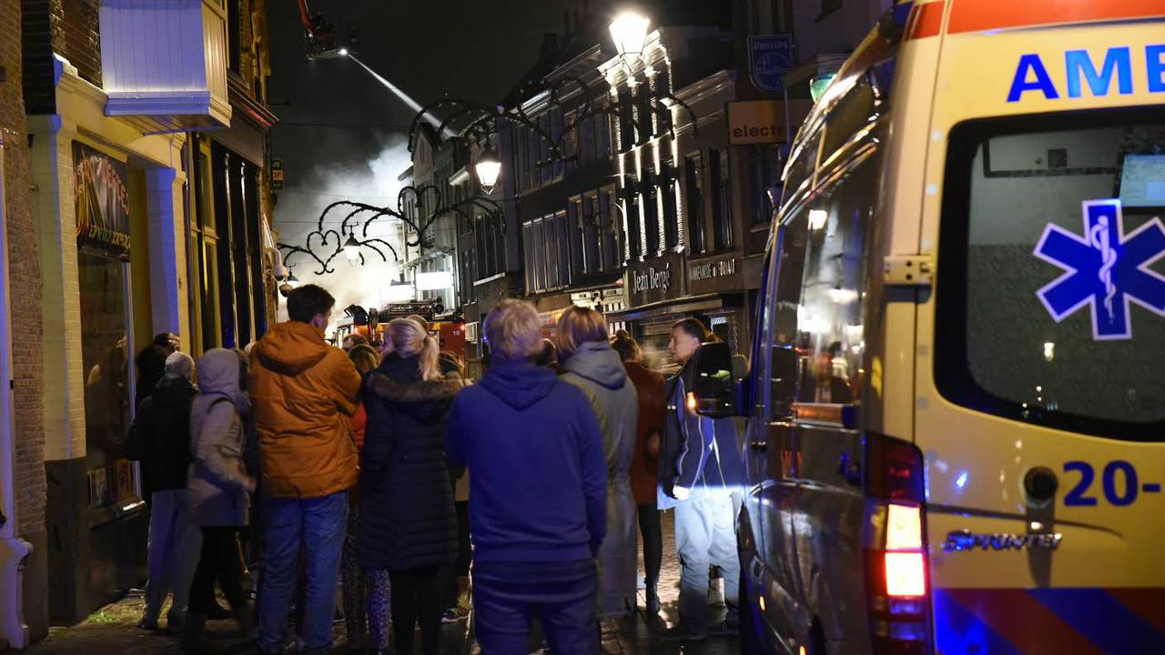 De brand trok veel bekijks. (Foto: Tom van der Put/ MaricMedia)