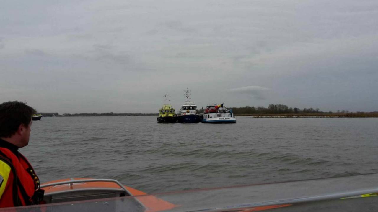 Rijkswaterstaat en de politie overleggen bij het schip. (Foto: KNRM Dordrecht)