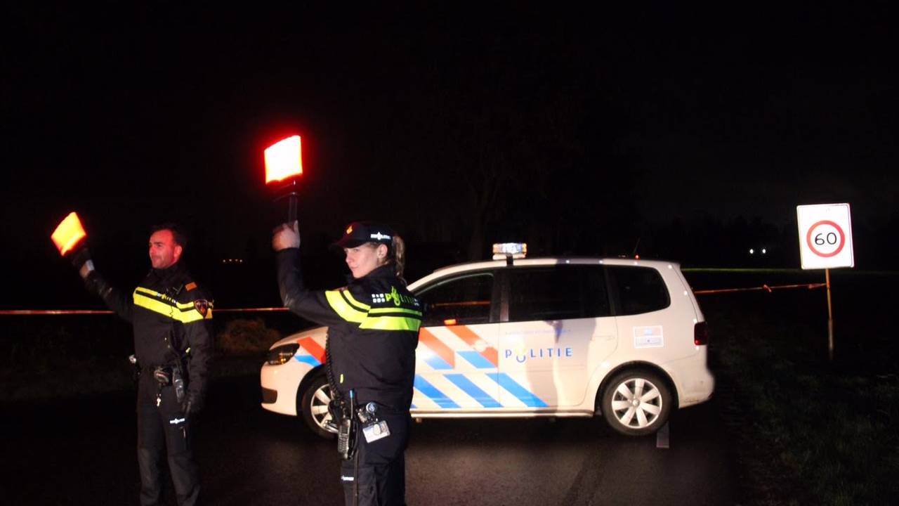 Politie zet de weg af waar de vrouw mogelijk werd ontvoerd. (Foto: Tim de Roon/ Stuve fotografie)