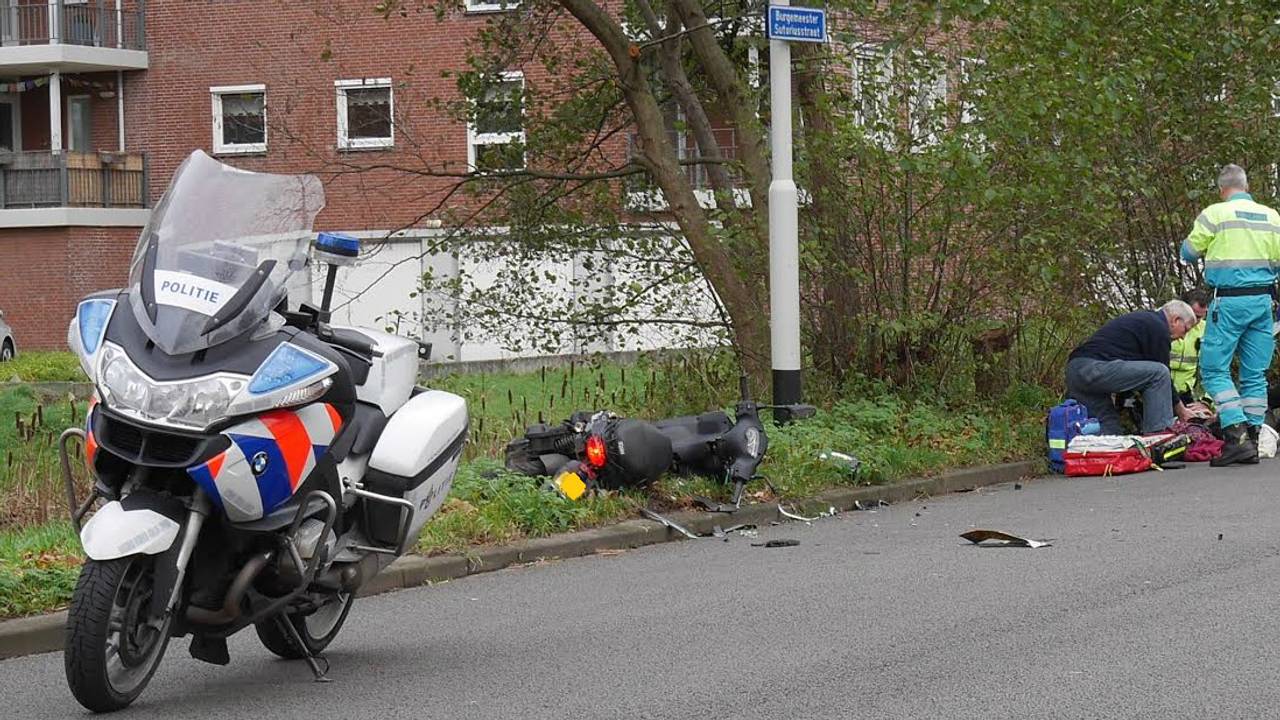 De scooterrijder raakte gewond. (foto: Perry Roovers/SQ Vision).