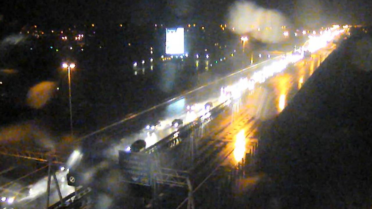 Het verkeer op de A27 bij Gorinchem. (beeld: VID)