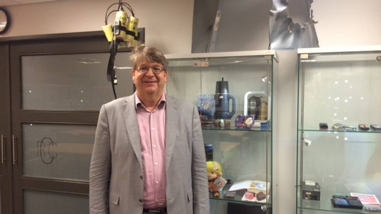 Ad van Riel bij vitrinekast met explosieven
